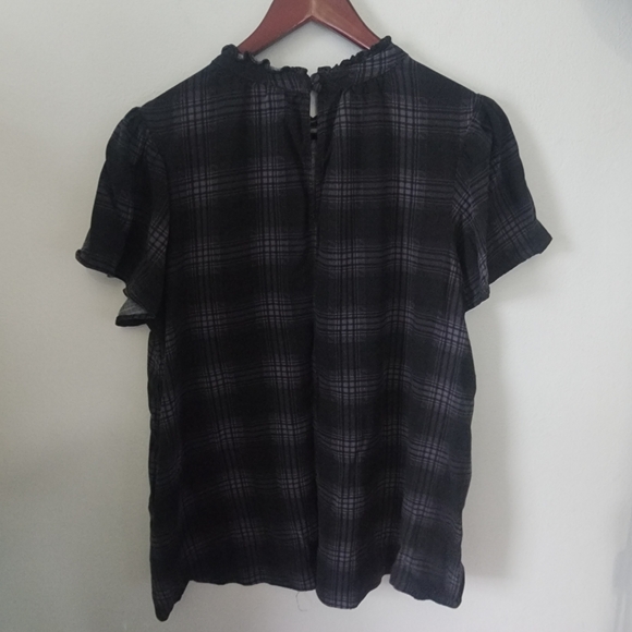 Torrid black plaid keyhole blouse short sleeve top stretch ruffle neck size 1 - Picture 3 of 8